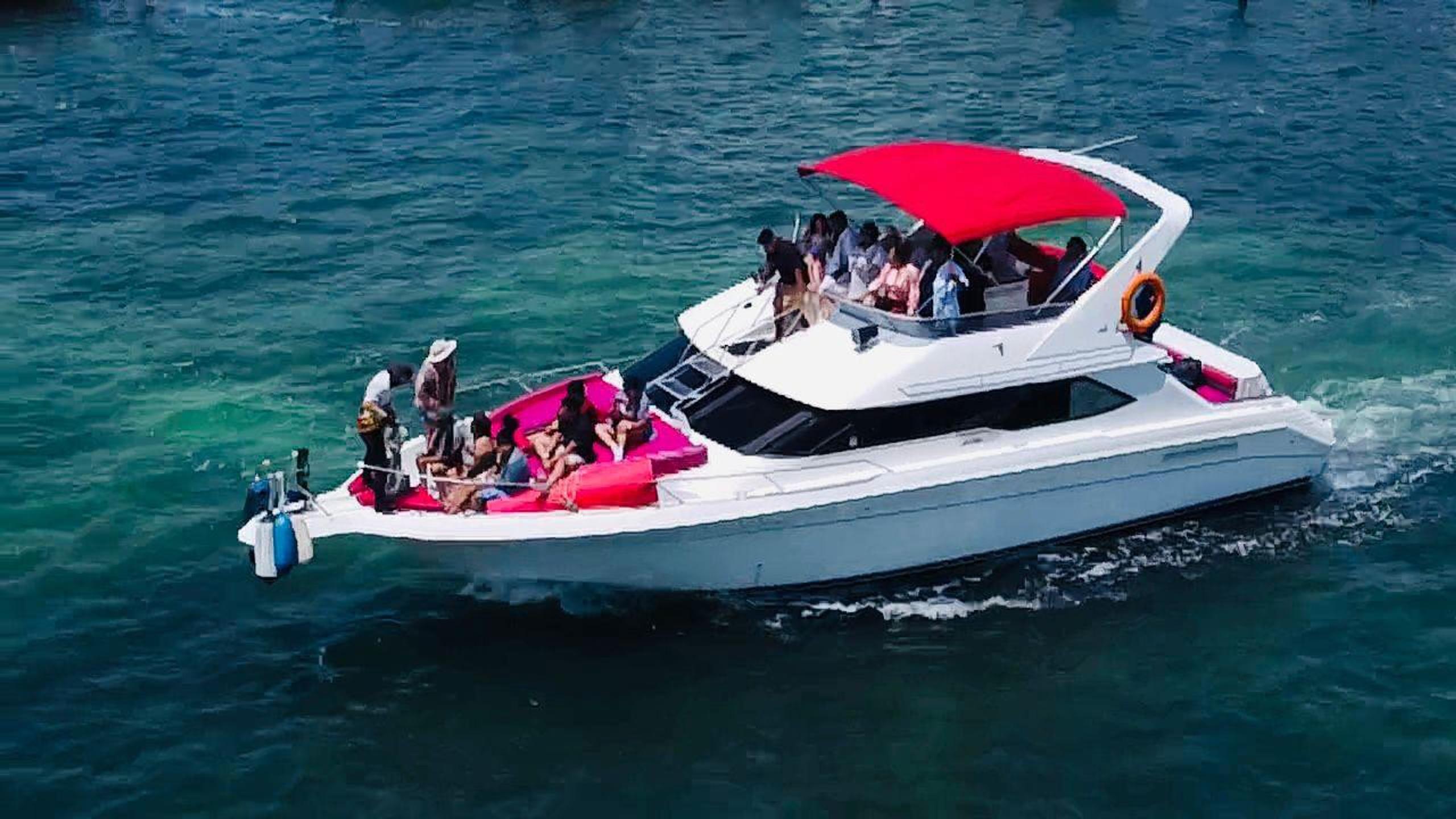 50ft Pies Motor Yacht - CANCUN rental in Cancún